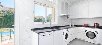 Villa 7BR/7BA with Pool & Backyard Prime Location!