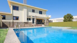 A two-story building with a swimming pool in front. - Villa 7BR/7BA with Pool & Backyard Prime Location! (Vila Nova de Gaia)