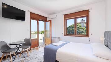 7 bedrooms, iron/ironing board, free WiFi, bed sheets