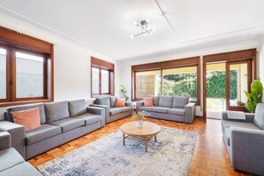 Smart TV, table tennis