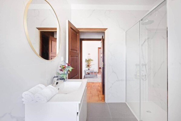 Shower, hair dryer, bidet - Villa 7BR/7BA with Pool & Backyard Prime Location! (Vila Nova de Gaia)