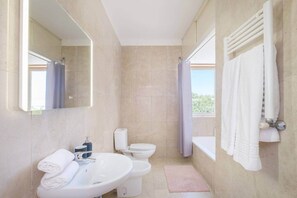 Shower, hair dryer, bidet - Villa 7BR/7BA with Pool & Backyard Prime Location! (Vila Nova de Gaia)