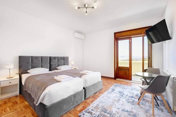 7 bedrooms, iron/ironing board, free WiFi, bed sheets - Villa 7BR/7BA with Pool & Backyard Prime Location! (Vila Nova de Gaia)