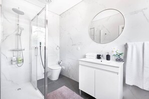 Dusche, Haartrockner, Bidet