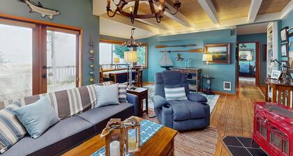 Stunning Waterfront Home, w/ Private Hot Tub, Fire Pit & Breath taking Views!