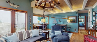 Stunning Waterfront Home, w/ Private Hot Tub, Fire Pit & Breath taking Views!