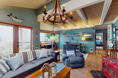 Stunning Waterfront Home, w/ Private Hot Tub, Fire Pit & Breath taking Views!