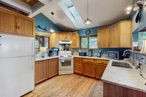 Fridge, oven, stovetop, coffee/tea maker