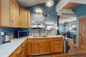 Fridge, oven, stovetop, coffee/tea maker