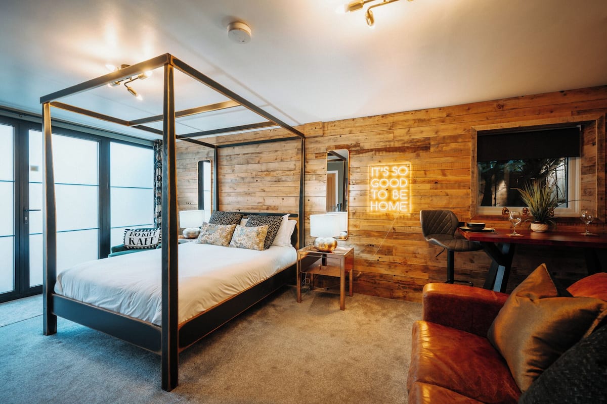 Chambre Double Deluxe, accessible aux personnes à mobilité réduite, non-fumeurs | Espace de travail pour ordinateur portable, chambres insonorisées