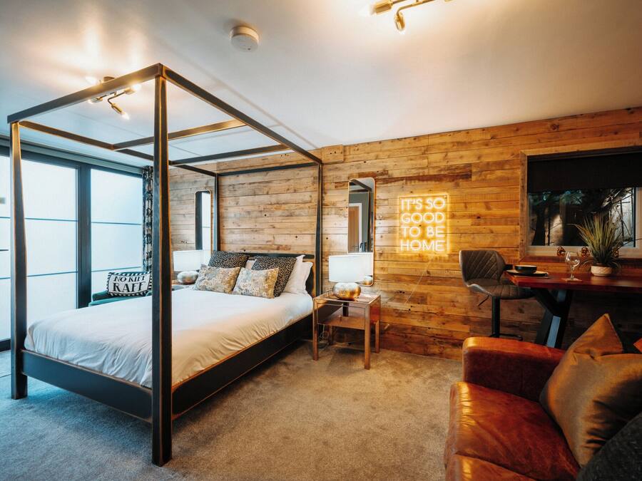 Deluxe Double Room, Mobility Accessible, Non Smoking | Individually decorated, individually furnished, laptop workspace