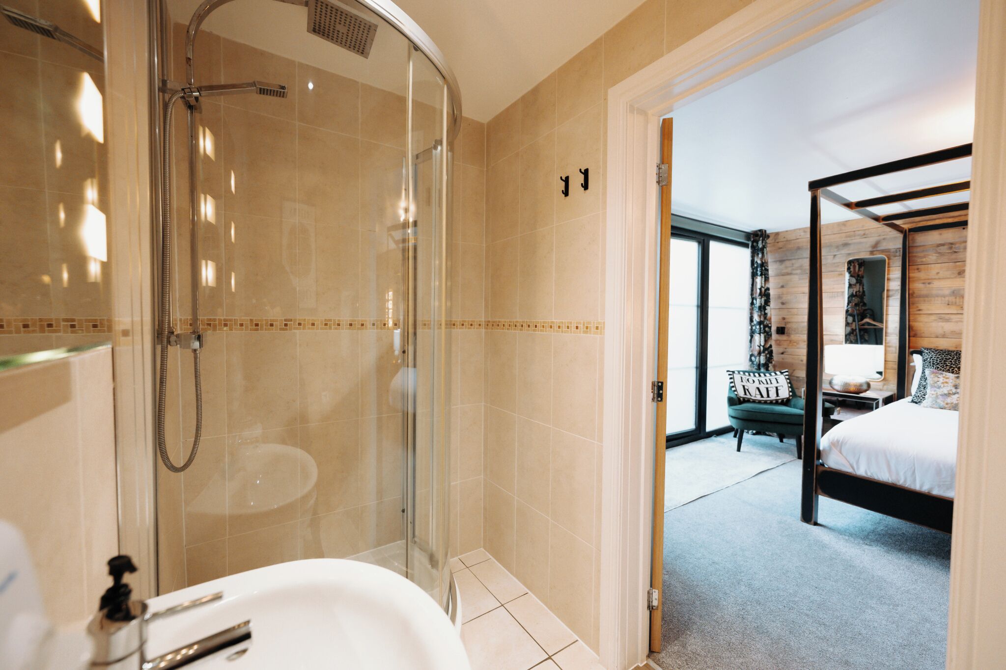 Deluxe Double Room, Mobility Accessible, Non Smoking | Bathroom | Shower, hair dryer, towels, shampoo