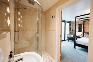 Habitación Deluxe doble, accesible en silla de ruedas, no fumadores | Baño | Ducha, secador de pelo, toallas y champú