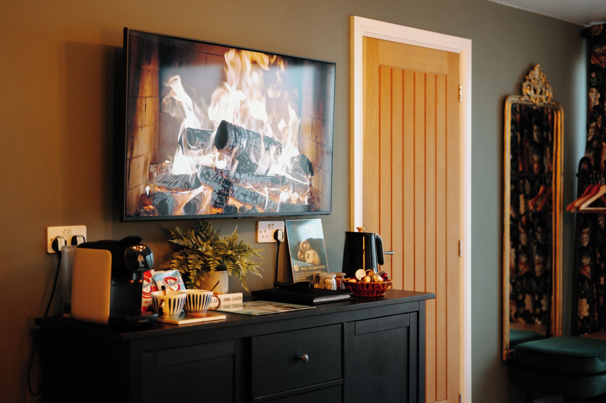 Deluxe dubbelrum - tillgänglighetsanpassat för personer med begränsad rörlighet - icke-rökare | Individuell inredning, unika möbler och arbetsyta för laptop