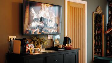 Deluxe dubbelrum - tillgänglighetsanpassat för personer med begränsad rörlighet - icke-rökare | Individuell inredning, unika möbler och arbetsyta för laptop