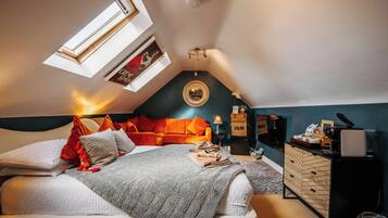 Deluxe Double Room, Non Smoking | Dihias secara berasingan, dilengkapkan perabot secara berasingan