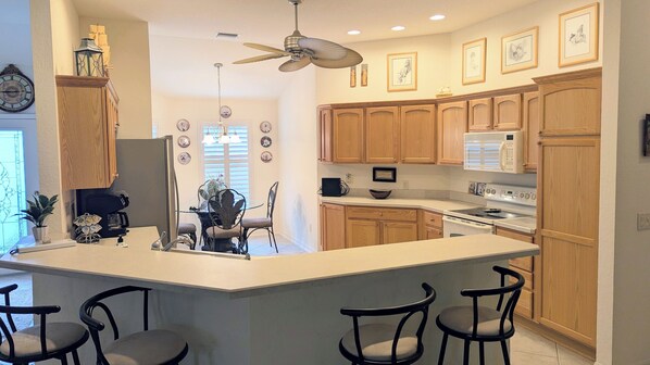 Microondas, horno, parrilla de estufa y lavavajillas