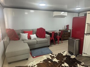 TV - Horse camp casita in wittmann, Arena, Stalls, pool table, pickleball courts! (Wittmann)