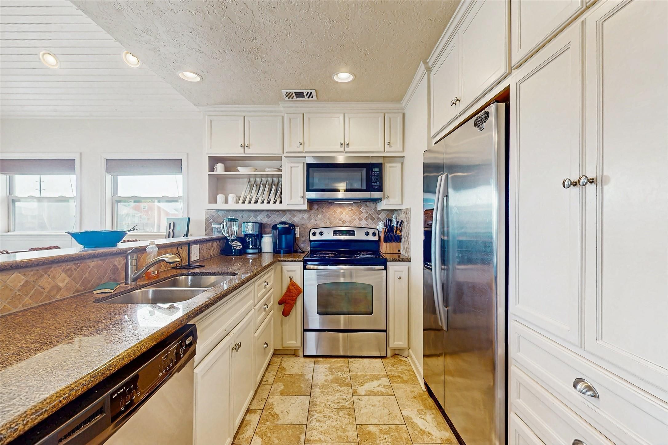 Kylskåp, mikrovågsugn, ugn och spishäll