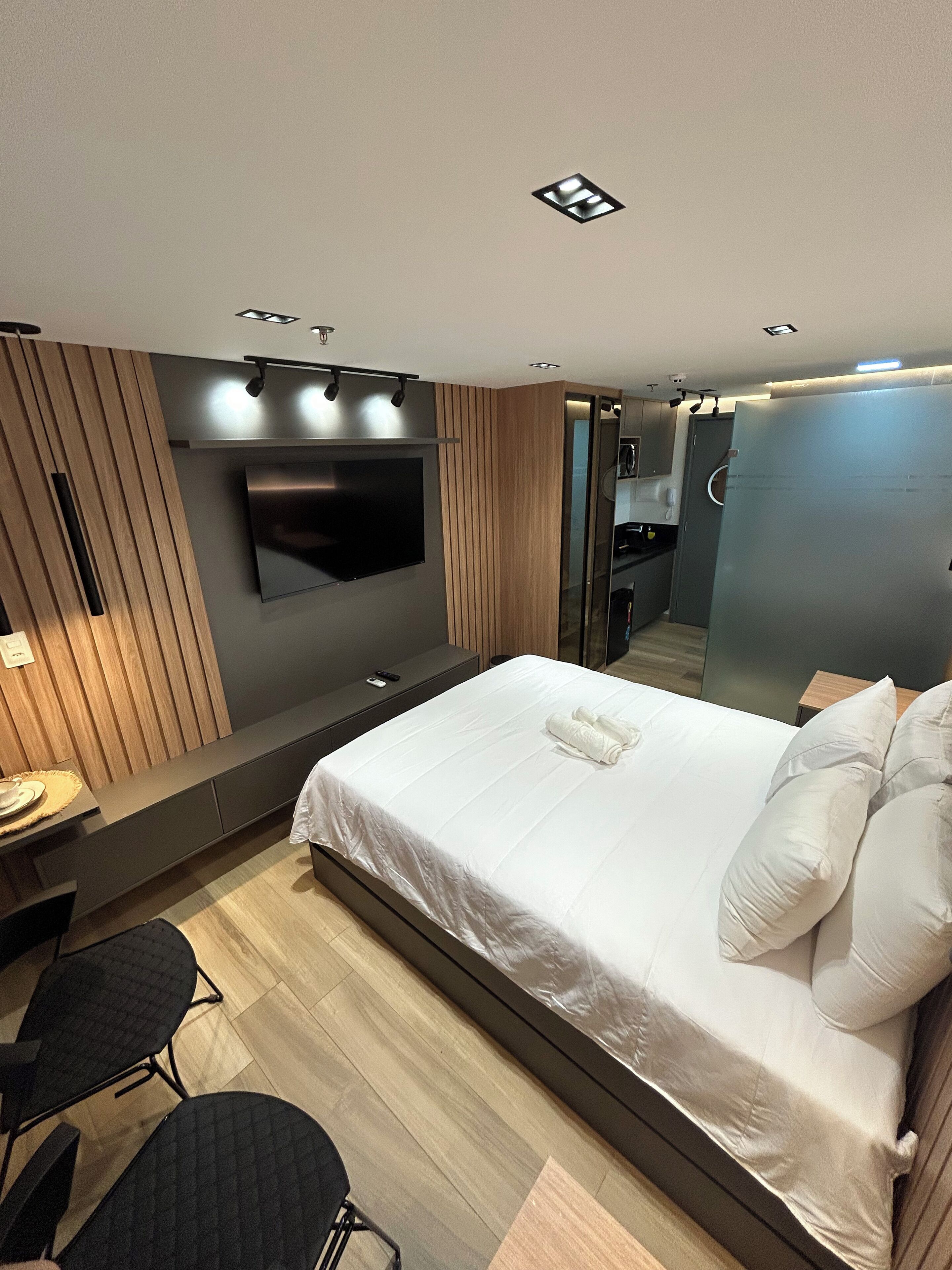 Apartamento | Cortinas blackout, ferros/tábuas de passar roupa, Wi-Fi de cortesia