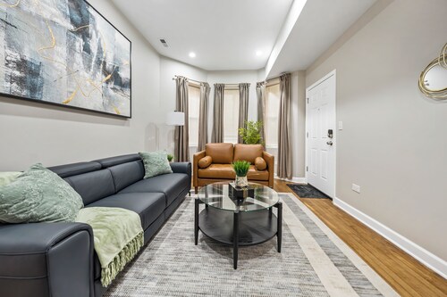 Where comfort begins- 2 bedrooms apartment, 15 min from Chicago