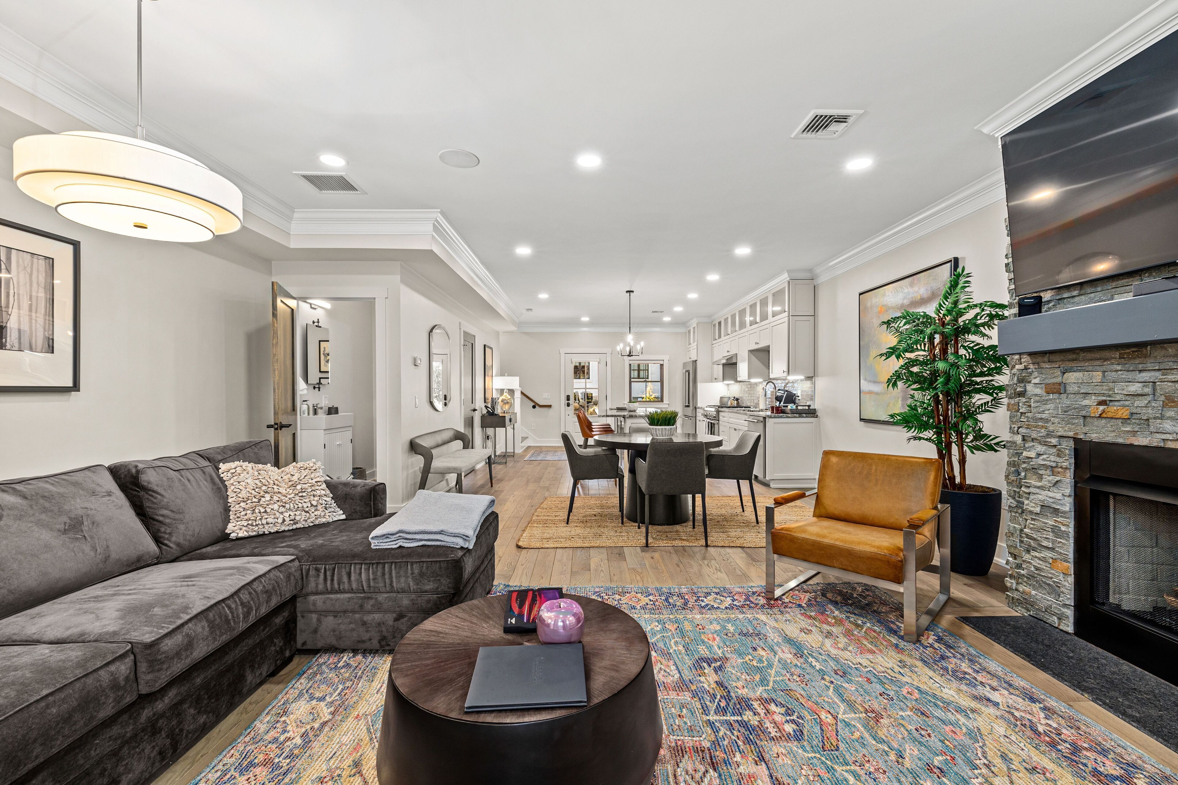 Télévision, cheminée, espaces bureaux