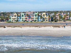 På stranden og solsenger