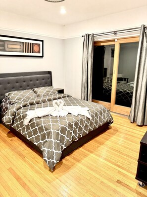 3 室のベッドルーム、デスク、アイロン / アイロン台、旅行用ベビーベッド