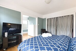 3 bedrooms, desk, iron/ironing board, travel crib