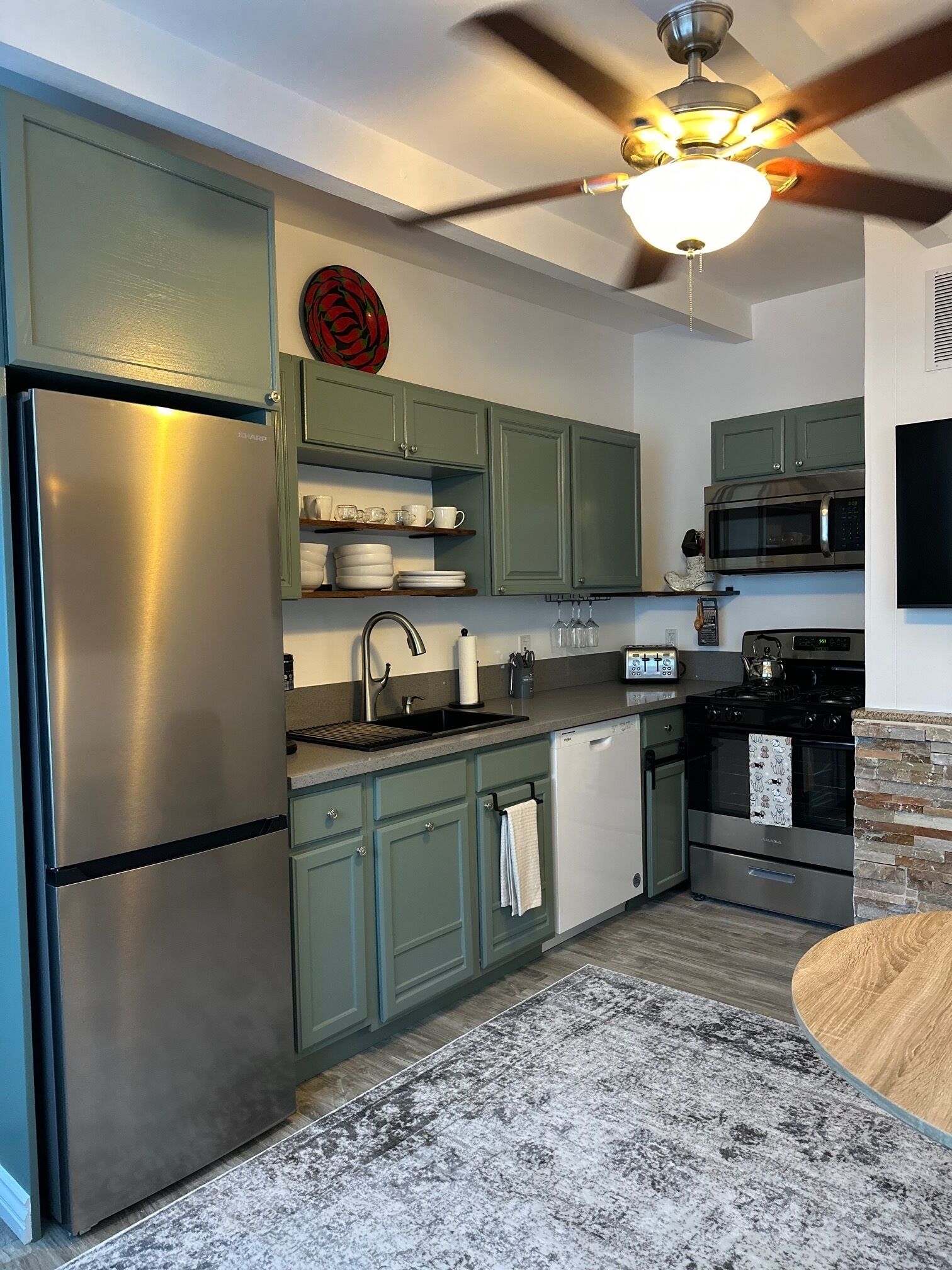 Micro-ondes, four, plaque de cuisson, lave-vaisselle