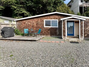 Outdoor dining - Harbor View Cabin - Unit B (Gold Beach)