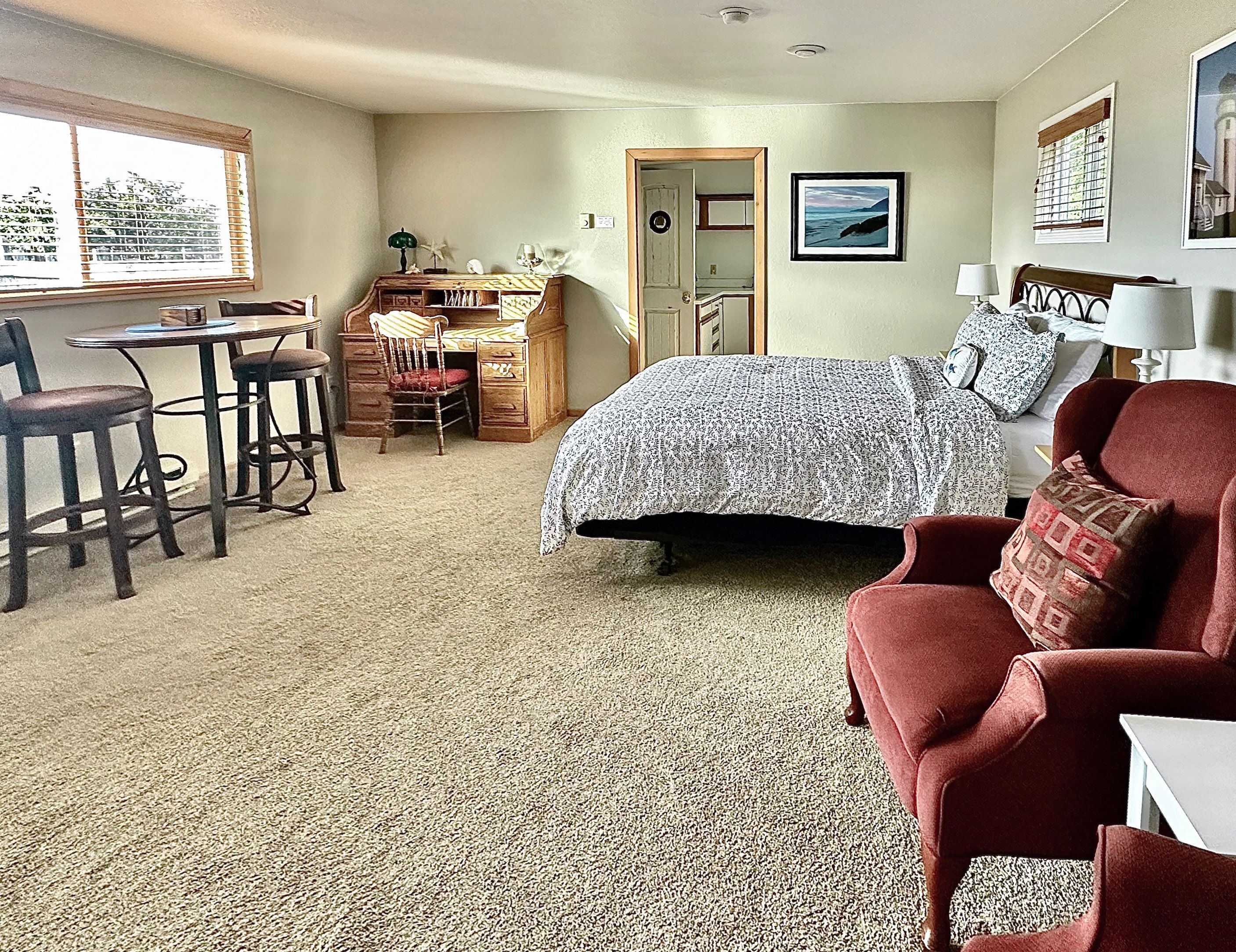 Desk, iron/ironing board, WiFi, bed sheets