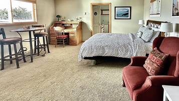 1 bedroom, desk, iron/ironing board, WiFi