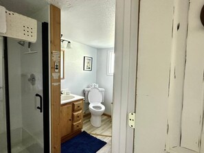 Hair dryer, towels, soap, shampoo - Harbor View Cabin - Unit B (Gold Beach)