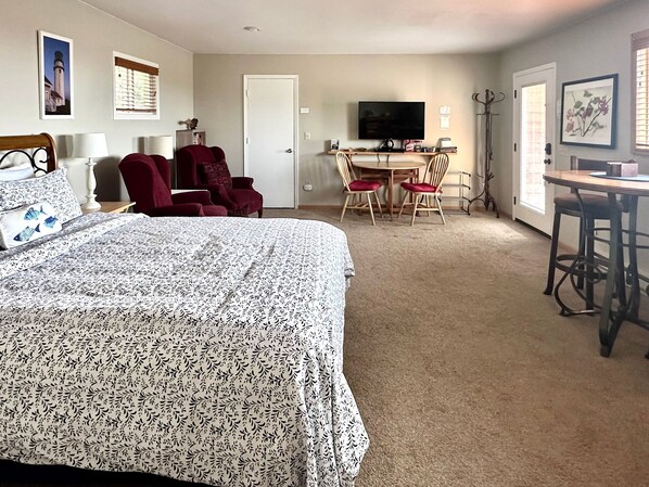 1 bedroom, desk, iron/ironing board, WiFi - Harbor View Cabin - Unit B (Gold Beach)