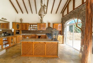 Quarto triplo superluxo, piscina particular, vista para a montanha | Cozinha privada