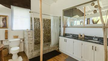 Luxury Villa | Bathroom | Free toiletries, hair dryer, towels, soap