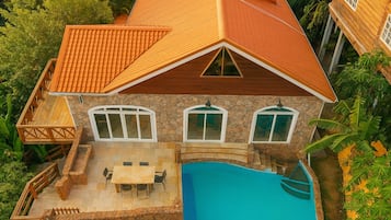 Lyxigt trippelrum - privat pool - utsikt mot bergen | Terrass/Patio