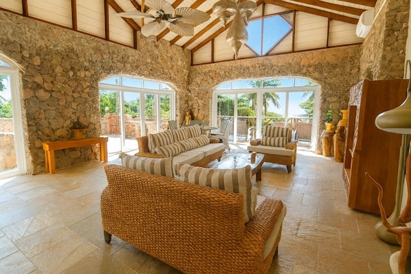Luxury-Dreibettzimmer, eigener Pool, Bergblick | Wohnbereich