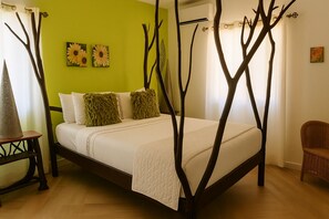 Luxury-Dreibettzimmer, eigener Pool, Bergblick | Zimmersafe, Bügeleisen/Bügelbrett, kostenloses WLAN