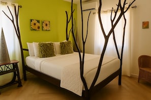 Luxury-Dreibettzimmer, eigener Pool, Bergblick | Zimmersafe, Bügeleisen/Bügelbrett, kostenloses WLAN