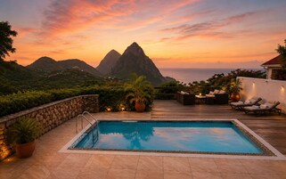 Una piscina en la azotea con vistas a montañas al atardecer.