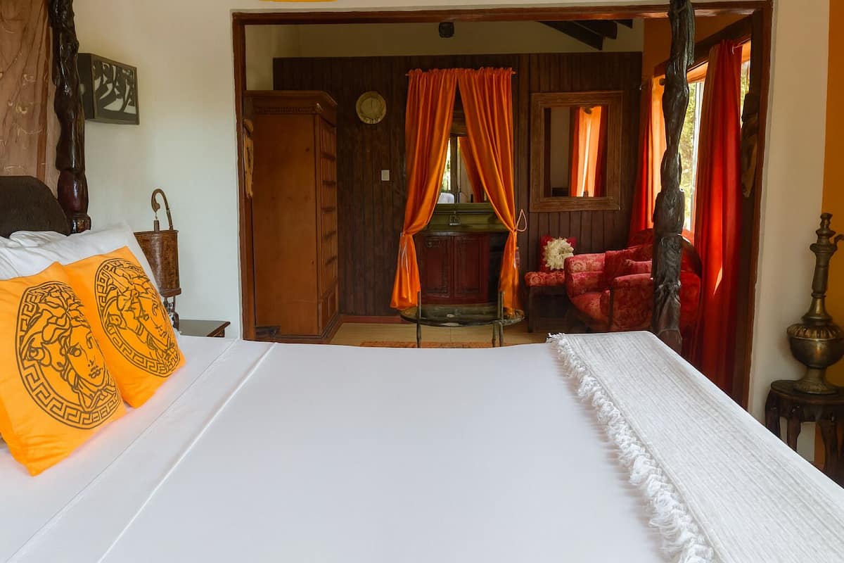 Luxury-Dreibettzimmer, eigener Pool, Bergblick | Zimmersafe, Bügeleisen/Bügelbrett, kostenloses WLAN