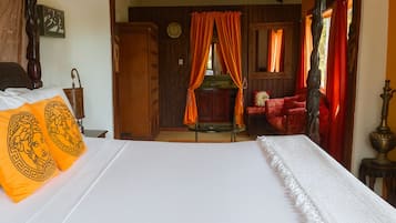Habitación triple de lujo, alberca privada, vista a la montaña | Caja de seguridad en la habitación y decoración personalizada