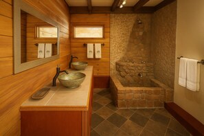 Luxury-Dreibettzimmer, eigener Pool, Bergblick | Badezimmer | Kostenlose Toilettenartikel, Haartrockner, Handtücher, Seife