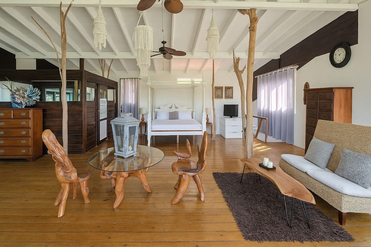 Luxury Villa | In-room safe, iron/ironing board, WiFi (free), individually decorated