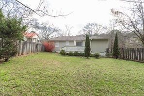 Exterior - Charming Cottage in Crestline Park (Irondale)