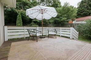 Terrace/patio - Charming Cottage in Crestline Park (Irondale)