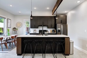 Kjøleskap, mikrobølgeovn, ovn og kokeplater