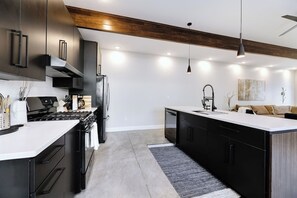 Kjøleskap, mikrobølgeovn, ovn og kokeplater